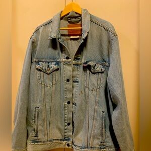 Levis relaxed fit vintage denim jacket. Light wash. Excellent vintage condition.